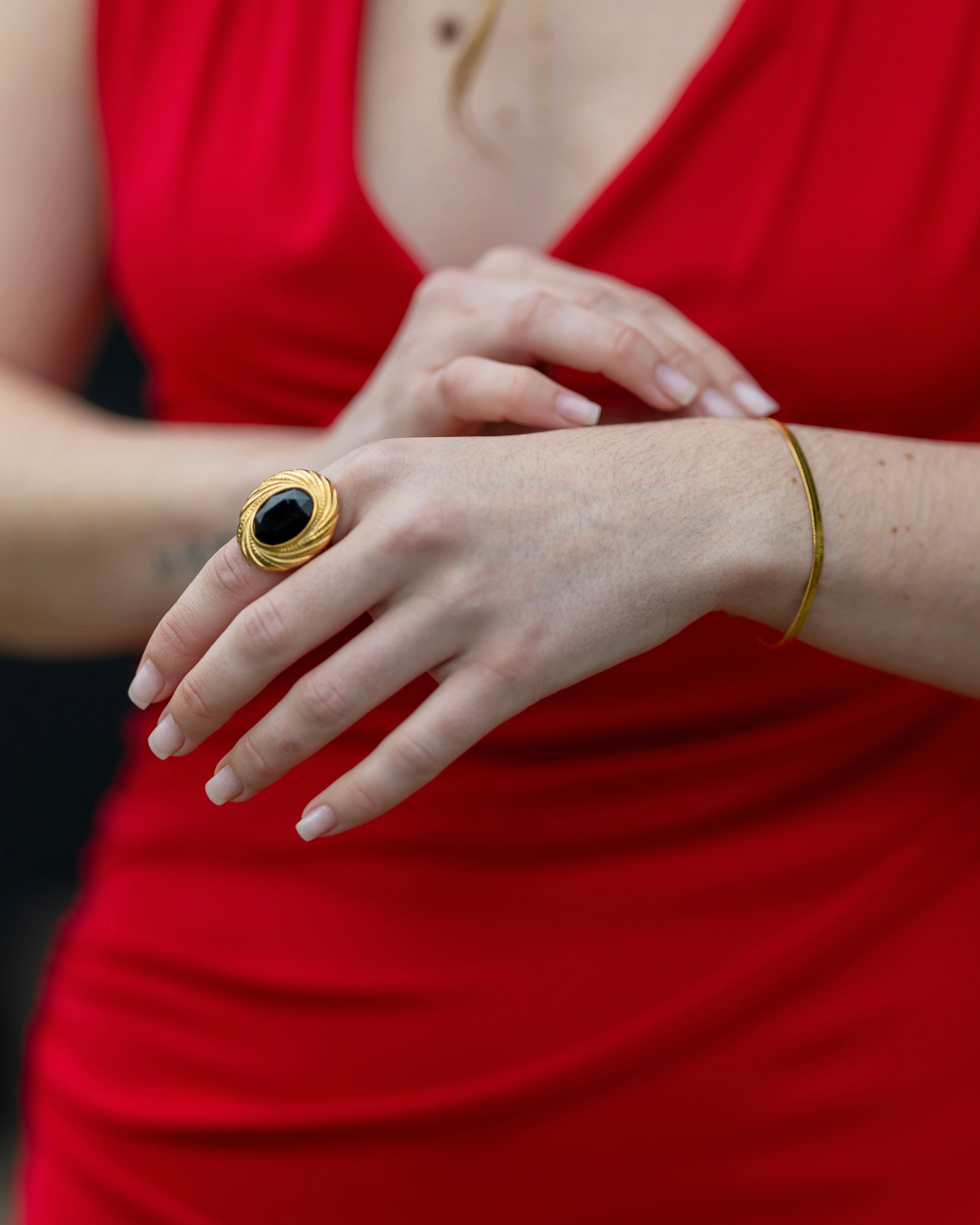 Anel Star of the Night com grande pedra preta lapidada