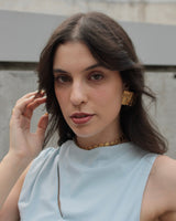 Brincos dourados com forma quadrada e textura leve – modelo Square da Minimal Wings