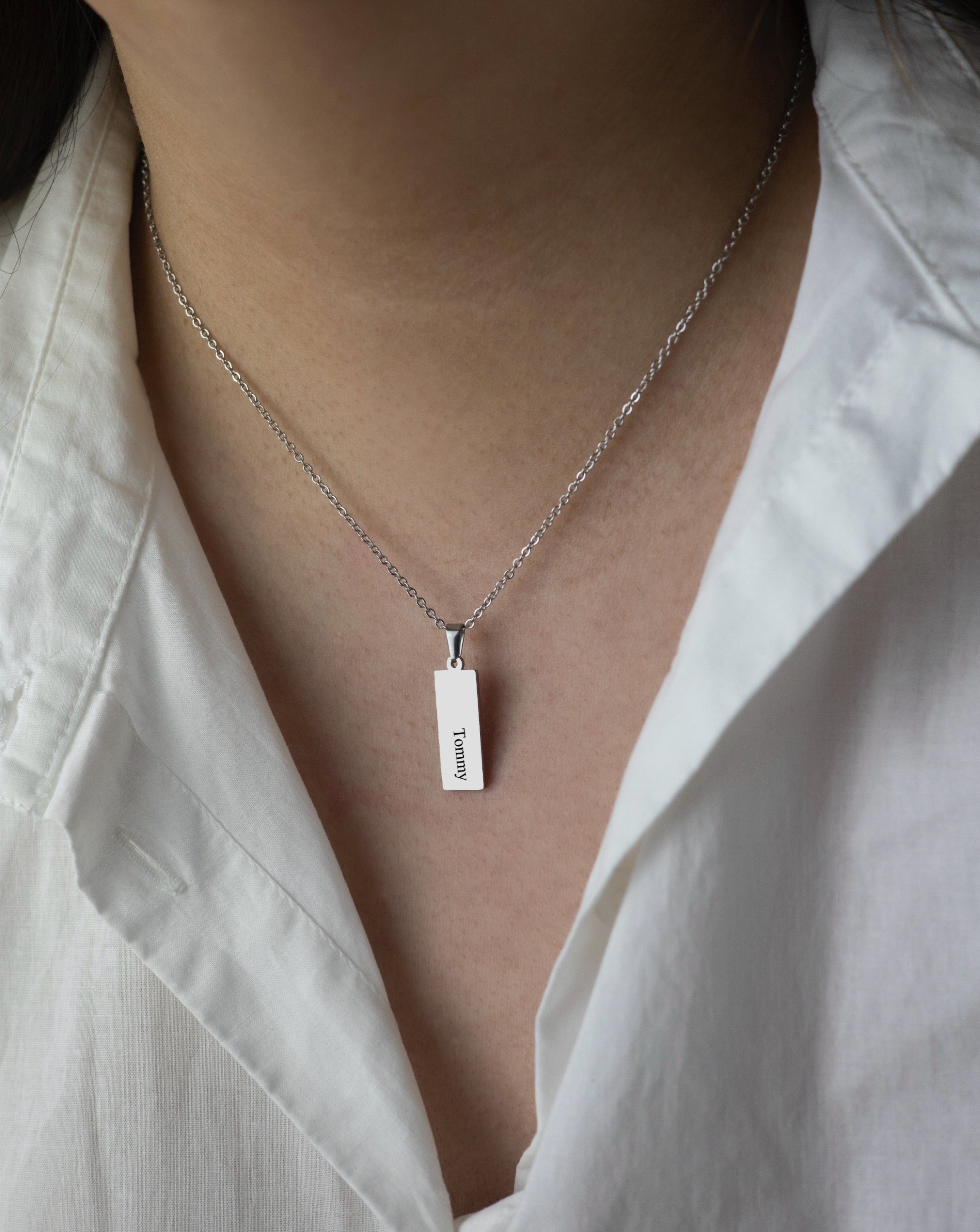 Colar personalizado vertical com gravação a laser de texto ou caligrafia