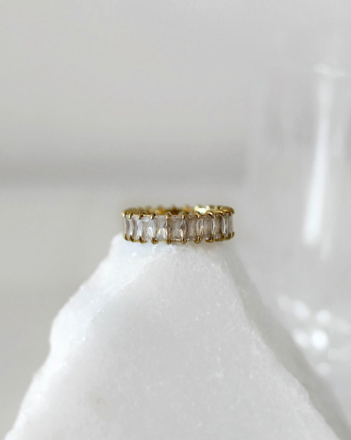 Anel dourado com zircónias cravejadas da coleção Sublime