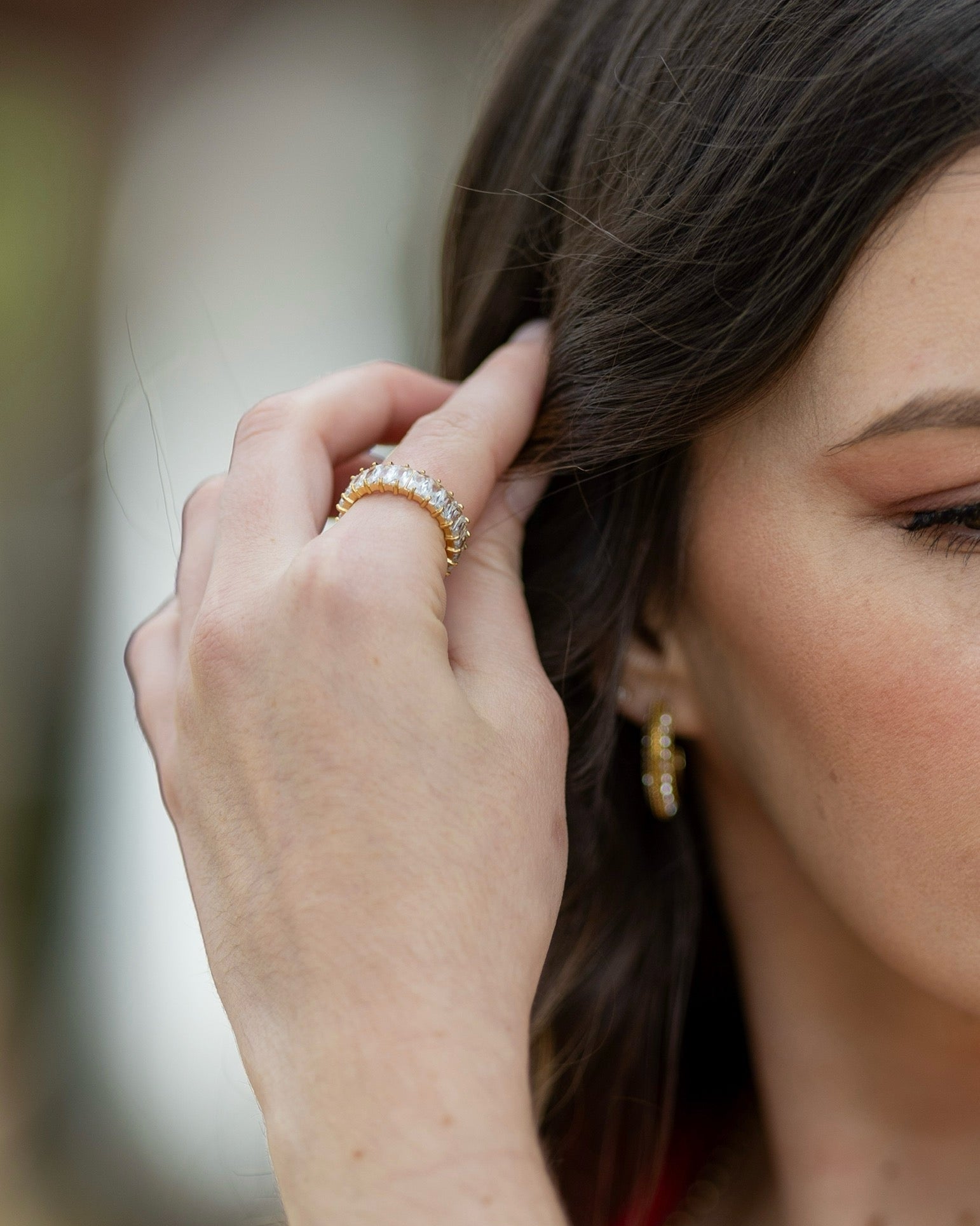 Anel dourado com zircónias cravejadas da coleção Sublime