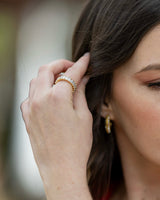 Anel dourado com zircónias cravejadas da coleção Sublime