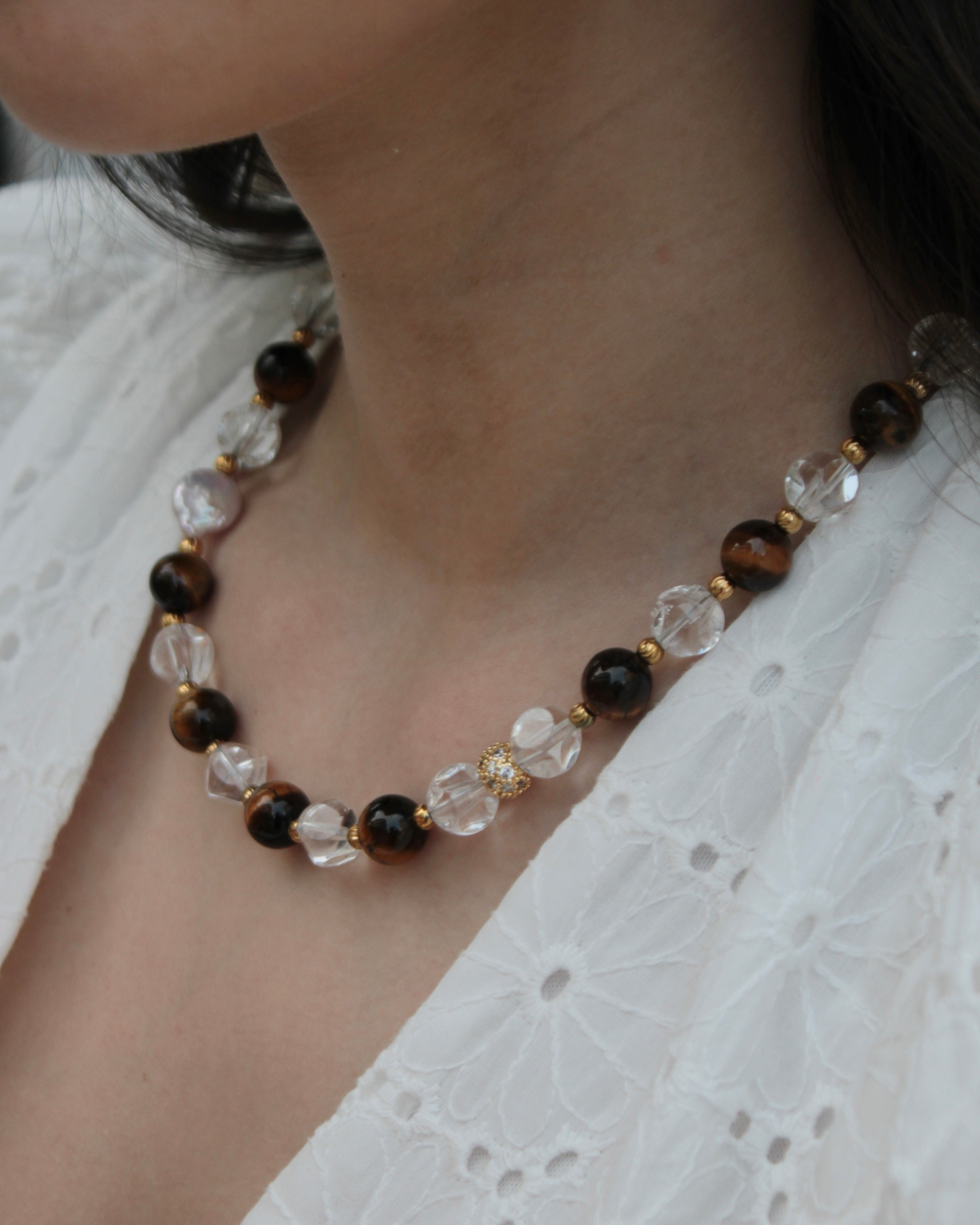 Colar com pedras olho de tigre, contas transparentes e zircónias – modelo Caraíbas da Minimal Wings