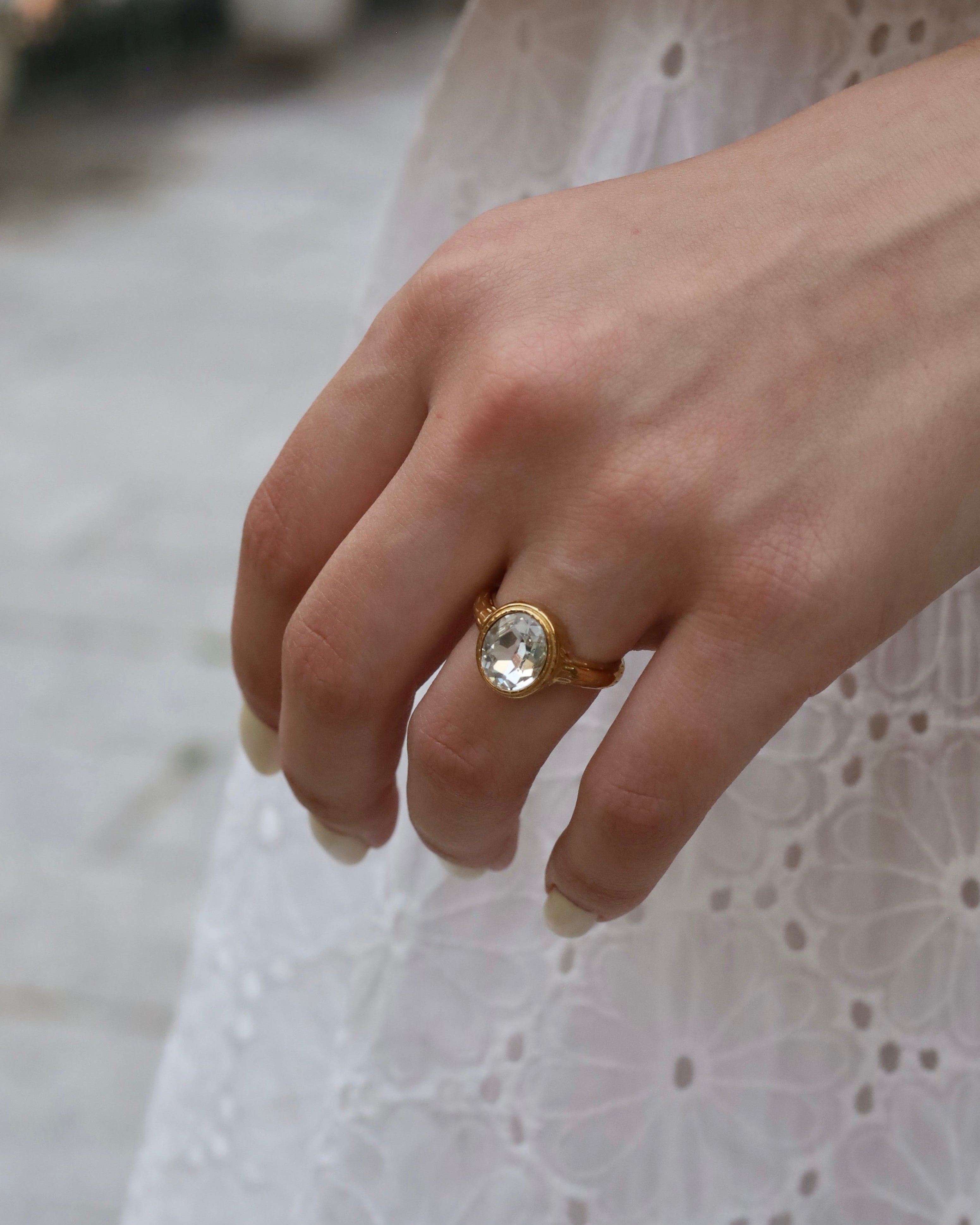 Anel Light Touch com zircónia central grande em aço inoxidável