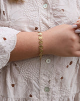 Pulseira dourada com elos redondos texturizados – modelo Medalhas da Minimal Wings