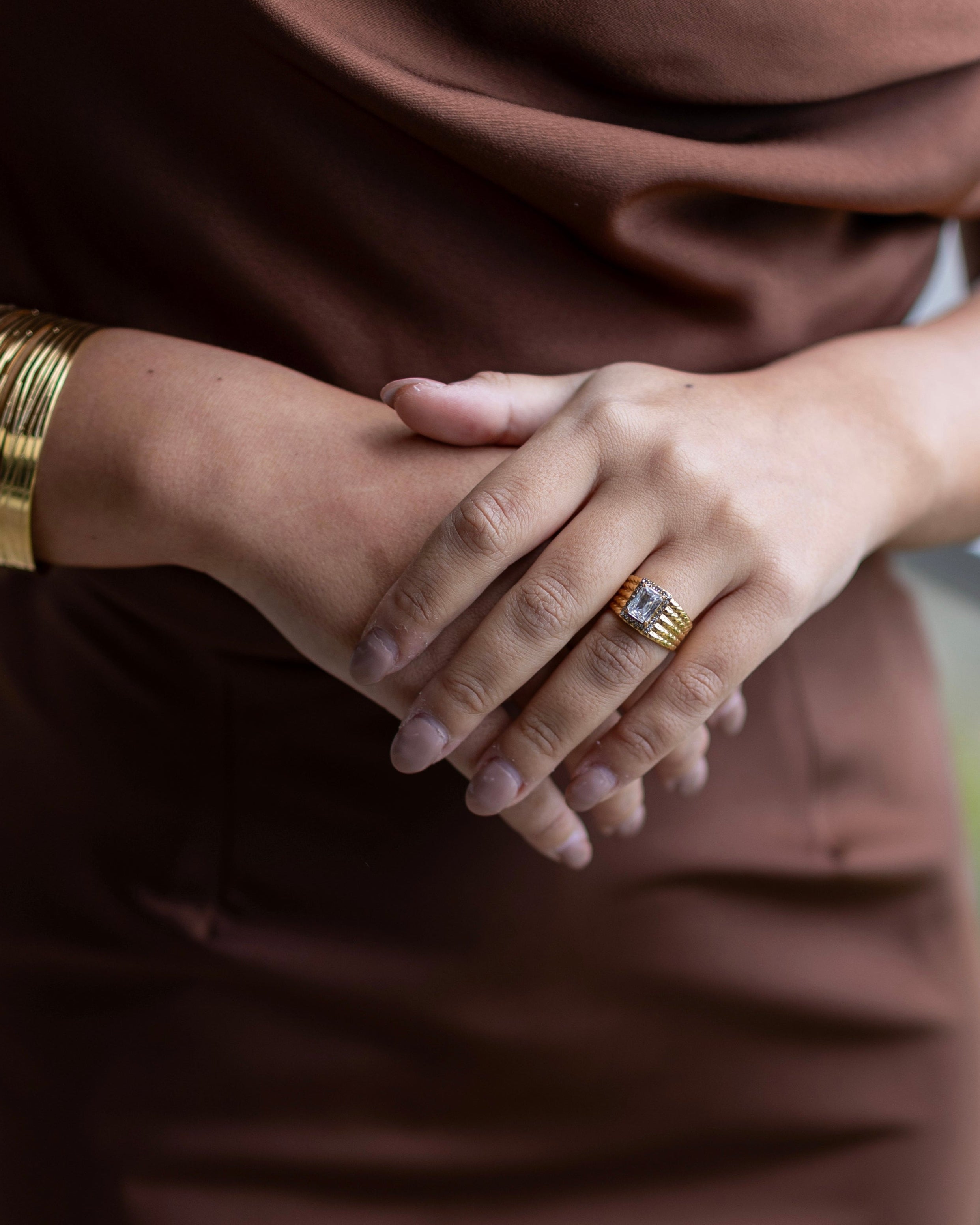 Anel Glimmer com zircónia retangular central e pequenas à volta