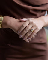 Anel Glimmer com zircónia retangular central e pequenas à volta