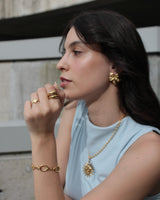 Anel Velvet dourado ondulado ajustável em aço inoxidável