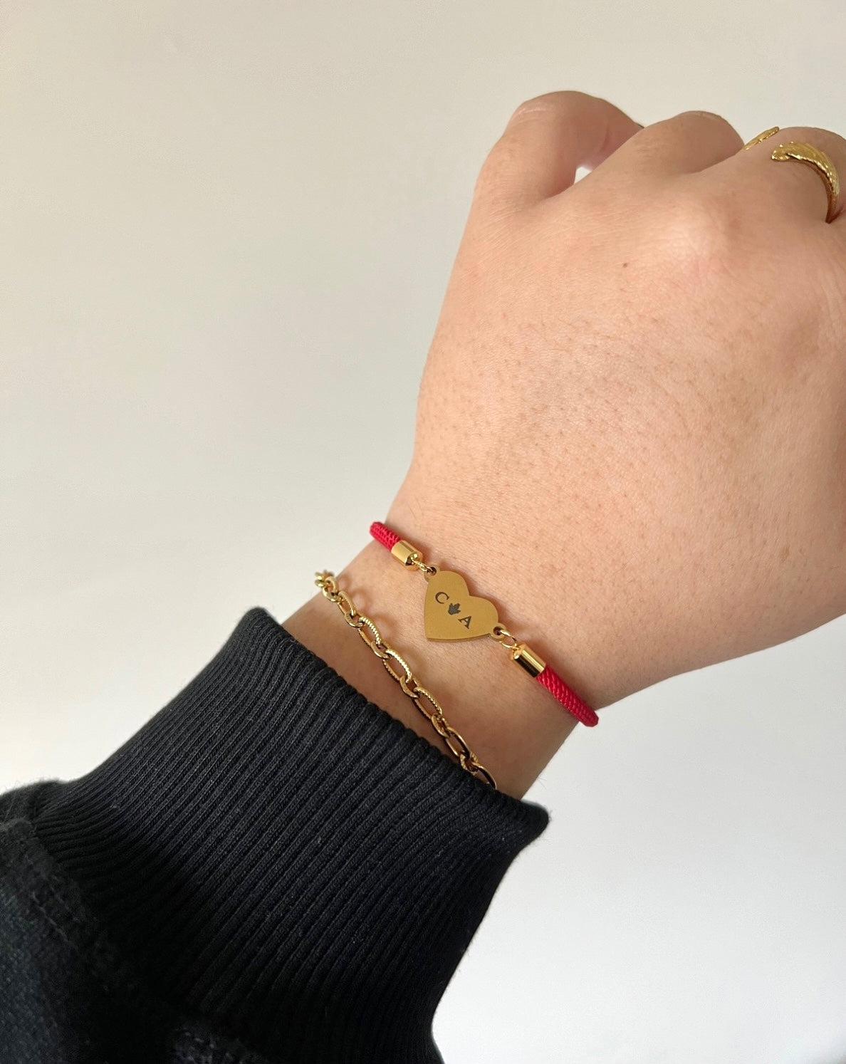 Pulseira artesanal com cordão colorido e coração personalizado com gravação