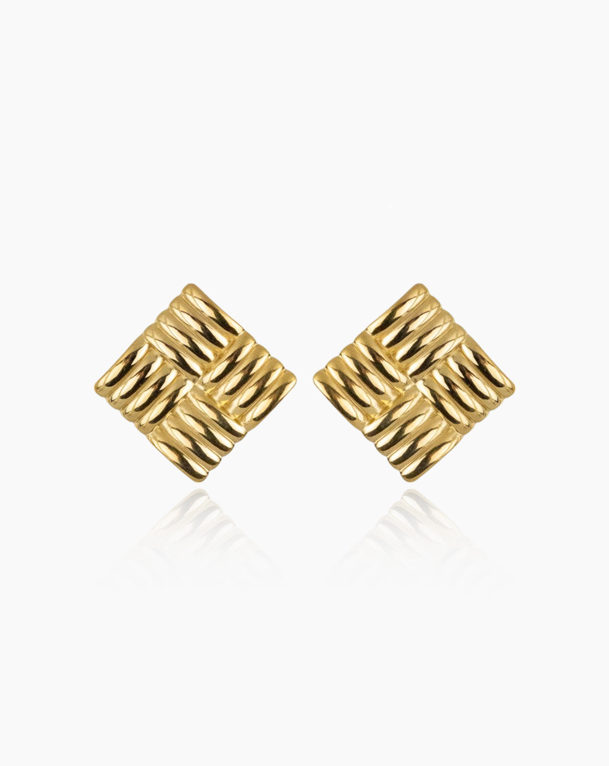 Brincos dourados com forma quadrada e textura leve – modelo Square da Minimal Wings