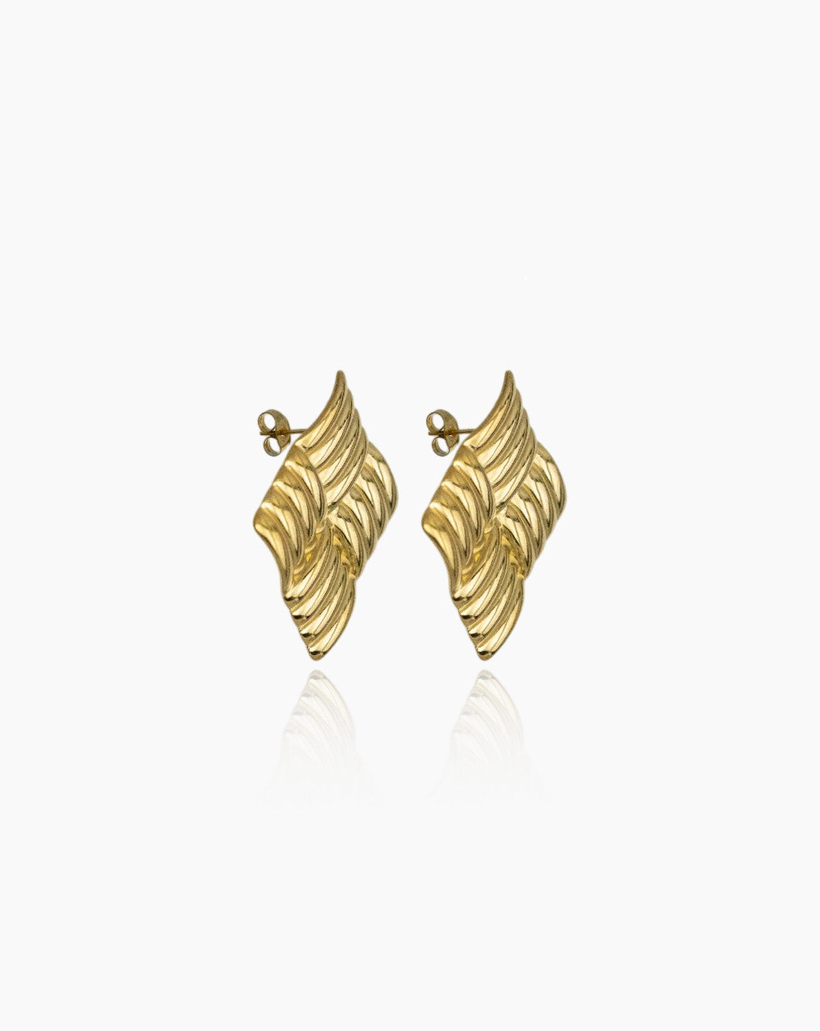 Brincos dourados com forma quadrada e textura leve – modelo Square da Minimal Wings