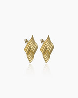 Brincos dourados com forma quadrada e textura leve – modelo Square da Minimal Wings