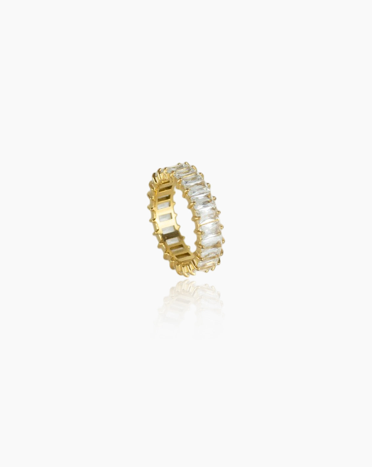 Anel dourado com zircónias cravejadas da coleção Sublime